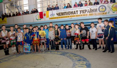 Odessa, Ukrayna, 26 Nisan 2015: Kupası Ukrayna çocuklar arasında Tay boks üzerinde. Boks, kickboks çocuk çocuklar. Çocuk yetişkin bu duyguları ile mücadele. Spor ve sağlıklı yaşam tarzı popularization