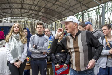 Odessa, Ukrayna -9 Nisan 2016: spor festivali dart oyunu. Sporcular okları hedefi dart tahta at dart bir oyun sırasında atmak.
