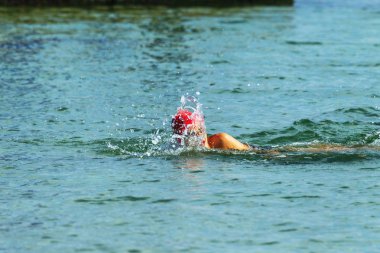 Odessa, Ukrayna - 8.09.2018: rekabet çocuklar için yüzme Oceanman biz açık açık su. Shore yüzücüler çocuklar içine su ve büyük yüzme yarışında açık deniz suya. Spor yaşam tarzı