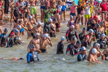 Odessa, Ukrayna - 19 Ağustos 2018: geleneksel spor yarışları milletin. Hayatta kalmak, açık denizde su, yüzme maratonu için engeller ile Ukrayna yarış aşırı tehlikeli bir yolda sınar.