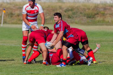Odessa, Ukrayna - 10 Eylül 2017: Uluslararası rugby turnuva ekipleri Chisinau - Moldova ve Odessa - Ukrayna arasında. Sıkı rugby oyunu yeşil çim sahada parçası