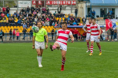 Odessa, Ukrayna - Okt 20, 2017: Odessa - Harkov Rugby Şampiyonası Milli takım. Rugby topu için oyuncuların yoğun mücadele. Yeşil alan stadyum üzerinde dinamik oyun