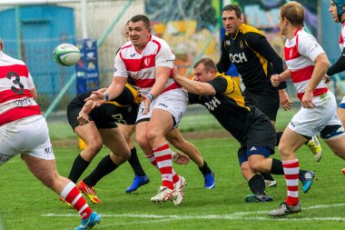 Odessa, Ukrayna - Okt 20, 2017: Odessa - Harkov Rugby Şampiyonası Milli takım. Rugby topu için oyuncuların yoğun mücadele. Yeşil alan stadyum üzerinde dinamik oyun