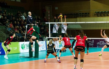 Odessa, Ukrayna - Eylül 12, 2017: 2018 voleybol Cev Kupası - kadınlar. Oynanan Khimik Yujni (Ukrayna) - beyaz ve Zesar VFM'nin Franches-Montagnes (İsviçre) - kırmızı. Bayanlar voleybol oyun vurguladı