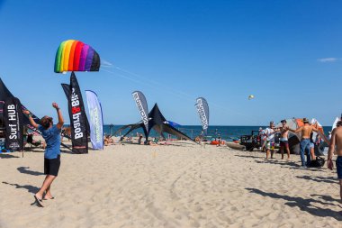Odessa, Ukrayna - 26 Ağustos 2017: Kiteboarding. Dalgalar deniz doğa sporları Kitesurfing eğlence. Eğlence etkinlikleri, su sporları, eylem, Hobiler ve eğlenceli yaz aylarında. Kiteboarding spor