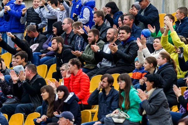 Odesa Ουκρανία Οκτωβρίου 2017 Ένα Πλήθος Θεατών Ποδόσφαιρο Στο Γήπεδο — Φωτογραφία Αρχείου