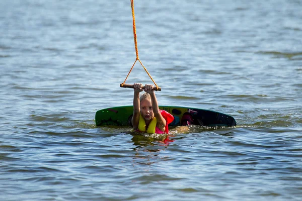 Kiteboarding Wake Park Les Enfants Apprennent Patiner Glisser Sur Eau — Photo