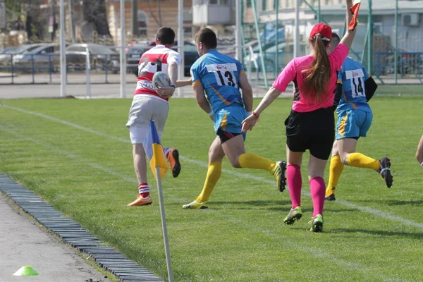 Odessa, Ukrayna - 21 Nisan 2018: Uluslararası ragbi eş Credo - Odessa ve beyaz kurt - Moldova. Erkekler maç sırasında mücadelenin bir gergin anı. Rugby oyunu, Erkek