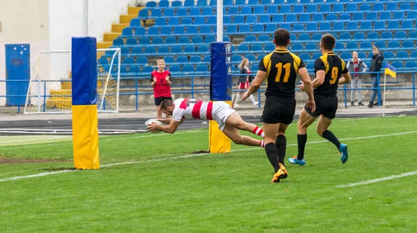 Odessa, Ukrayna - Okt 20, 2017: Odessa - Harkov Rugby Şampiyonası Milli takım. Rugby topu için oyuncuların yoğun mücadele. Yeşil alan stadyum üzerinde dinamik oyun