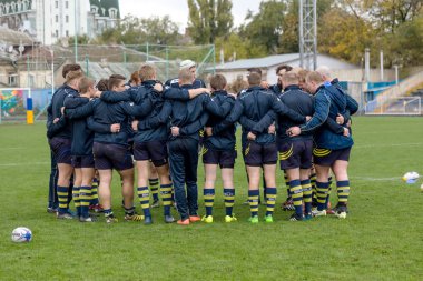 Odessa, Ukrayna - 21 Mayıs 2017: Avrupa ragbi Şampiyonlar Kupası Ukrayna (mavi) ve İsveç (sarı). Rugby topu alan üzerinde. Rugby maç topu için ağır bir maç olacak. Rugby oyuncuları sahada