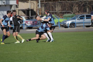 Odessa, Ukrayna - 22 Nisan 2018: Uluslararası maç Avrupa ragbi Şampiyonası Politechnik - Odessa ve Sporting - Aeim - Moldova. Erkekler maç sırasında mücadelenin bir gergin anı. Rugby oyunu, Erkek