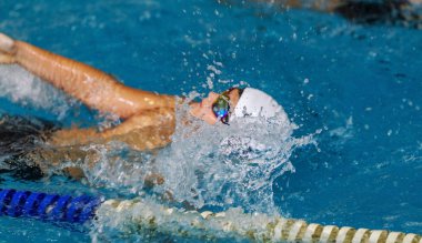Odessa, Ukrayna -24 Eylül 2016: havuzda çocuklar arasında Ukrayna Şampiyonası triatlon sporcular sırasında spor. Kapalı havuzda rekabet çocuk