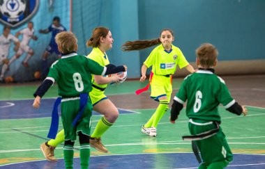 Odessa, Ukrayna - Hazi 24,2018: Küçük çocuklar kapalı salonunda şehir okulun derby Oyunlar sırasında rugby oynamak. Çocuk spor. Çocuk rugby 5 oyun. Çocuk zafer için mücadele. Sağlıklı yaşam tarzı