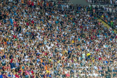 Odessa, Ukrayna 23 Temmuz 2018: Bir kalabalık futbol stadyumu. Ziyaret edenler stadyum standları dolu. Stadyumda futbol taraftarları. Taraftar standları sevinç, hafif ateş ve dalgalanan bayrak.