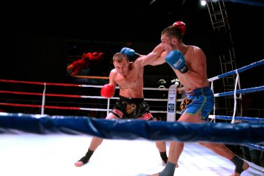 Odessa, Ukrayna - 18 Ağustos 2013: Atletizm Mma dövüş sanatları savaşçılar yumruk ve tekme neden hücre içinde rekabet karışık. Cumhurbaşkanlığı Kupası mücadele ultimate dramatik anı. Boksörler ringe mücadele