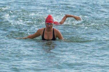 Odessa, Ukrayna - 8.09.2018: rekabet çocuklar için yüzme Oceanman biz açık açık su. Shore yüzücüler çocuklar içine su ve büyük yüzme yarışında açık deniz suya. Spor yaşam tarzı