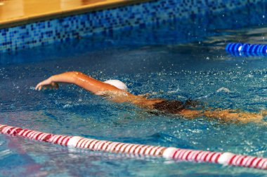 Odessa, Ukrayna -24 Eylül 2016: havuzda çocuklar arasında Ukrayna Şampiyonası triatlon sporcular sırasında spor. Kapalı havuzda rekabet çocuk