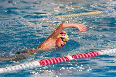 Odessa, Ukrayna -24 Eylül 2016: havuzda çocuklar arasında Ukrayna Şampiyonası triatlon sporcular sırasında spor. Kapalı havuzda rekabet çocuk