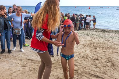 Odessa, Ukrayna - 08.09.2018: rekabet çocuklar için yüzme Oceanman biz açık açık su. Shore yüzücüler çocuklar içine su ve büyük yüzme yarışında açık deniz suya. Spor yaşam tarzı