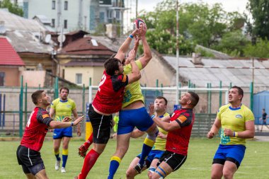 Odessa, Ukrayna - 15 Mayıs 2016: Yarı final UEFA Kupa Rugby. Ukrayna ekibi ile Moldova arasındaki gergin oyun. Avrupa Kupası Rws IRB gümüş madalya için savaş