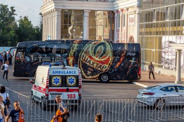 Odessa, Ukrayna - 21 Temmuz 2018: futbol kulübü stadyuma hamle Shakhtar Şirket otobüs markalı. Tutkunlarının Fotoğraf Kulübü otobüs - Shakhtar Donetsk markalı. Futbol sembolleri. Club kurumsal otobüs