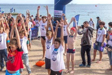 Odessa, Ukrayna - 08.09.2018: rekabet çocuklar için yüzme Oceanman biz açık açık su. Shore yüzücüler çocuklar içine su ve büyük yüzme yarışında açık deniz suya. Spor yaşam tarzı