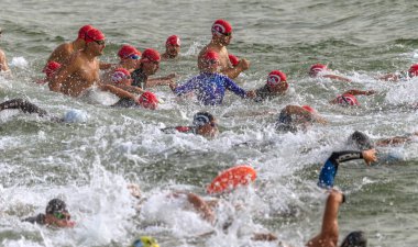 Odessa, Ukrayna - 19 Ağustos 2018: geleneksel spor yarışları milletin. Hayatta kalmak, açık denizde su, yüzme maratonu için engeller ile Ukrayna yarış aşırı tehlikeli bir yolda sınar.