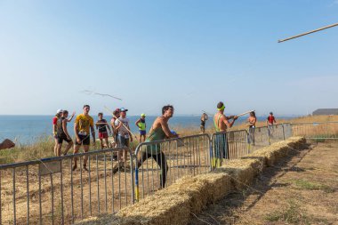 Odessa, Ukrayna - 19 Ağustos 2018: geleneksel spor yarışları milletin. Hayatta kalmak, açık denizde su, yüzme maratonu için engeller ile Ukrayna yarış aşırı tehlikeli bir yolda sınar.