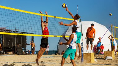 Odessa, Ukrayna - 26 Ağustos 2017: Ukrayna Beach Voleybol Şampiyonası Z-Oyunlar Festivali sırasında deniz plajında. Kadın ve erkek voleybol plaj kum üzerinde oynamak. Voleybol kum üzerinde. Plaj voleybolu