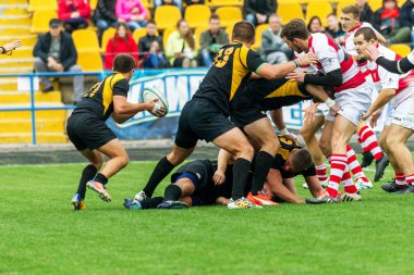 Odessa, Ukrayna - Okt 20, 2017: Odessa - Harkov Rugby Şampiyonası Milli takım. Rugby topu için oyuncuların yoğun mücadele. Yeşil alan stadyum üzerinde dinamik oyun