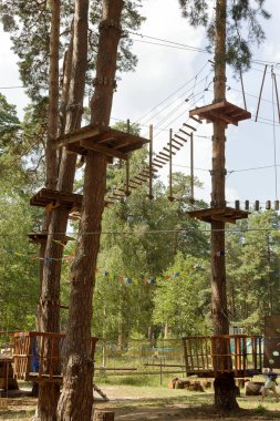 Çocuk Macera Parkı köprüler, halatlar ve merdiven uzun boylu çam ağaçları arasında ormanda yeni başlayanlar için tasarlanmış. Yüksek kablolu park tırmanma macera. Ormandaki yüksek halatlar tabii. Zipline etkinliği