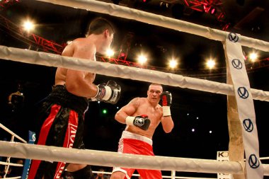Odessa, Ukrayna-31 Mayıs 2014: Dünya ağır sıklet boks şampiyonu, alexander usyk - Ukrayna ve cesar david crenz - Arjantin boks ringde. profesyonel boks, 31 Mayıs 2014 yılında odessa, Ukrayna.