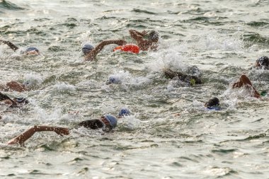 Odessa, Ukrayna - 19 Ağustos 2018: geleneksel spor yarışları milletin. Hayatta kalmak, açık denizde su, yüzme maratonu için engeller ile Ukrayna yarış aşırı tehlikeli bir yolda sınar.