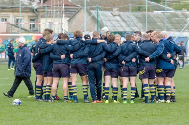 Odessa, Ukrayna - 21 Mayıs 2017: Avrupa ragbi Şampiyonlar Kupası Ukrayna (mavi) ve İsveç (sarı). Rugby topu alan üzerinde. Rugby maç topu için ağır bir maç olacak. Rugby oyuncuları sahada