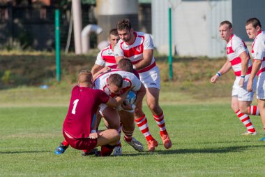 Odessa, Ukrayna - 10 Eylül 2017: Uluslararası rugby turnuva ekipleri Chisinau - Moldova ve Odessa - Ukrayna arasında. Sıkı rugby oyunu yeşil çim sahada parçası