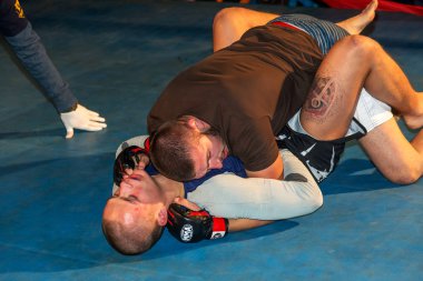 Odessa, Ukrayna - 14 Ekim 2015: Bölgesel kavgalar içinde belgili tanımlık çalmak. Atletizm Mma savaşçıları yarışmak, atar ve yumruk ve tekme ile sonuçlanan dövüş sanatları karışık. Savaşın dramatik an