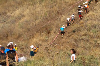 Odessa, Ukrayna-Ağustos 19, 2018: Geleneksel spor yarışları milletin. Deniz, tehlikeli engellerin üstesinden dağlık hayatta kalmak için Ukraynalı yarış yüzme ve aşırı mahkemelere tehlikeli yol