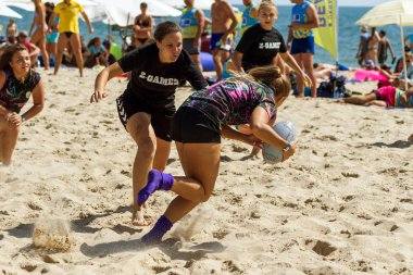 Odessa, Ukrayna - 27 Ağustos 2017: Uluslararası Rugby Festivali kum deniz Beach Zatoka Z-Oyunlar Spor ve müzik festivali sırasında üzerinde. Rugby oyuncuları erkekler ve kadınlar sahil kumu eylem içinde