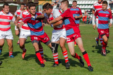 Odessa, Ukrayna - 10 Eylül 2017: Uluslararası rugby turnuva ekipleri Chisinau - Moldova ve Odessa - Ukrayna arasında. Sıkı rugby oyunu yeşil çim sahada parçası