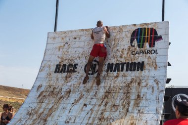 Odessa, Ukrayna-Ağustos 19, 2018: Geleneksel spor yarışları milletin. Deniz, tehlikeli engellerin üstesinden dağlık hayatta kalmak için Ukraynalı yarış yüzme ve aşırı mahkemelere tehlikeli yol