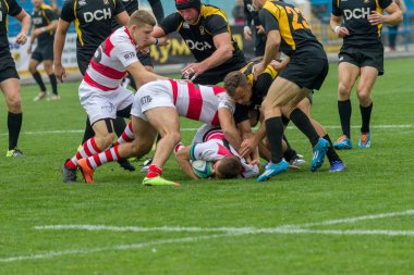 Odessa, Ukrayna - Okt 20, 2017: Odessa - Harkov Rugby Şampiyonası Milli takım. Rugby topu için oyuncuların yoğun mücadele. Yeşil alan stadyum üzerinde dinamik oyun