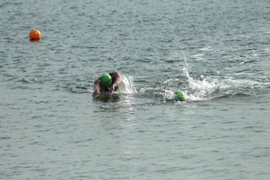 Odessa, Ukrayna - Eylül 2018: Odessa, Oceanman Biz Are açık su yüzme yarışmalar. Run su ve büyük yüzme yarışında içine siyah açık su sahilden yüzücüler