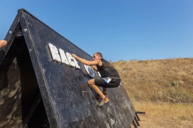 Odessa, Ukrayna - 19 Ağustos 2018: geleneksel spor yarışları milletin. Hayatta kalmak, açık denizde su, yüzme maratonu için engeller ile Ukrayna yarış aşırı tehlikeli bir yolda sınar.