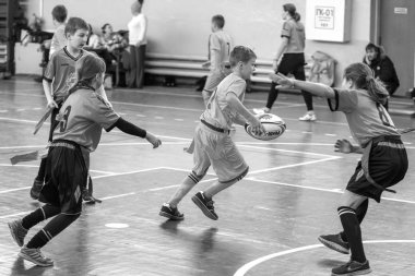 Odessa, Ukrayna - Hazi 24,2018: Küçük çocuklar kapalı salonunda şehir okulun derby Oyunlar sırasında rugby oynamak. Çocuk spor. Çocuk rugby 5 oyun. Çocuk zafer için mücadele. Sağlıklı yaşam tarzı