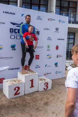Odessa, Ukrayna - 09.08.2018: Oceanman biz açık yüzme Yarışması çocuklar arasında açık suda. Quadriplegic yüzücü. Küçük çocuk, bir atlet bir bacak olmadan rekabet yüzme katılır