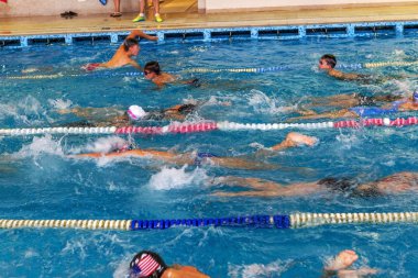 Odessa, Ukrayna -24 Eylül 2016: havuzda çocuklar arasında Ukrayna Şampiyonası triatlon sporcular sırasında spor. Kapalı havuzda rekabet çocuk