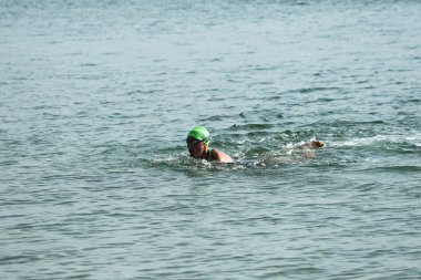 Odessa, Ukrayna - Eylül 2018: Odessa, Oceanman Biz Are açık su yüzme yarışmalar. Run su ve büyük yüzme yarışında içine siyah açık su sahilden yüzücüler