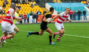 Odessa, Ukrayna - Okt 20, 2017: Odessa - Harkov Rugby Şampiyonası Milli takım. Rugby topu için oyuncuların yoğun mücadele. Yeşil alan stadyum üzerinde dinamik oyun