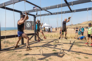 Odessa, Ukrayna-Ağustos 19, 2018: Geleneksel spor yarışları milletin. Deniz, tehlikeli engellerin üstesinden dağlık hayatta kalmak için Ukraynalı yarış yüzme ve aşırı mahkemelere tehlikeli yol