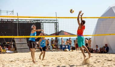 Odessa, Ukrayna - 26 Ağustos 2017: Ukrayna Beach Voleybol Şampiyonası Z-Oyunlar Festivali sırasında denizde. Kadın ve erkek voleybol plaj kum üzerinde oynamak. Voleybol kum üzerinde. Plaj voleybolu